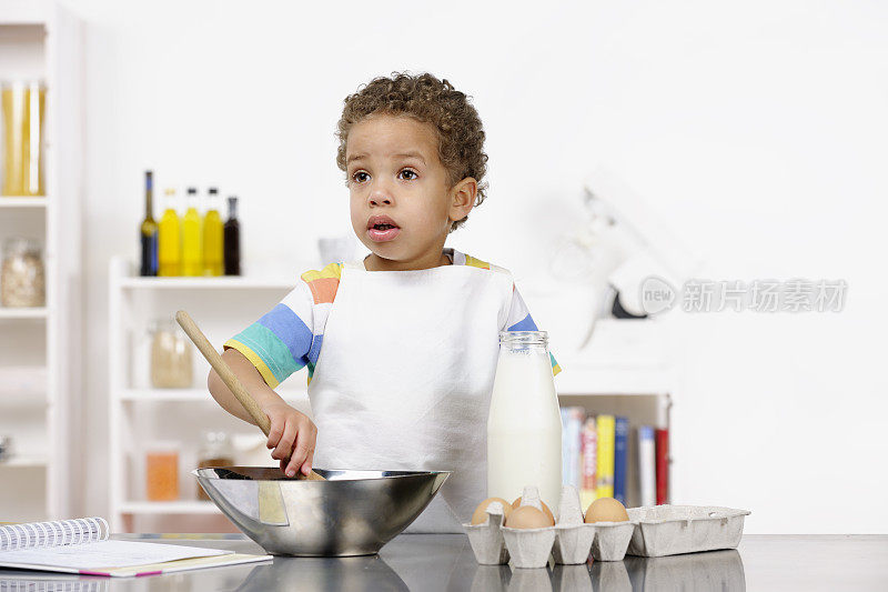 混血幼童/小男孩在准备食物时在思考